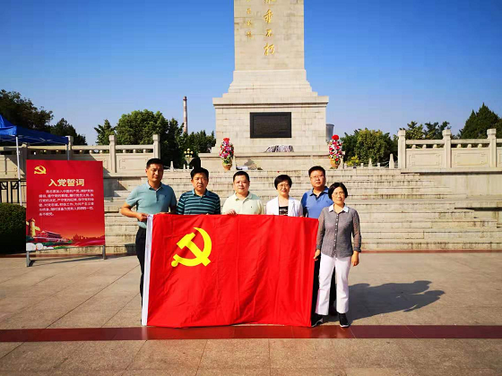 党员接受革命教育1.jpg